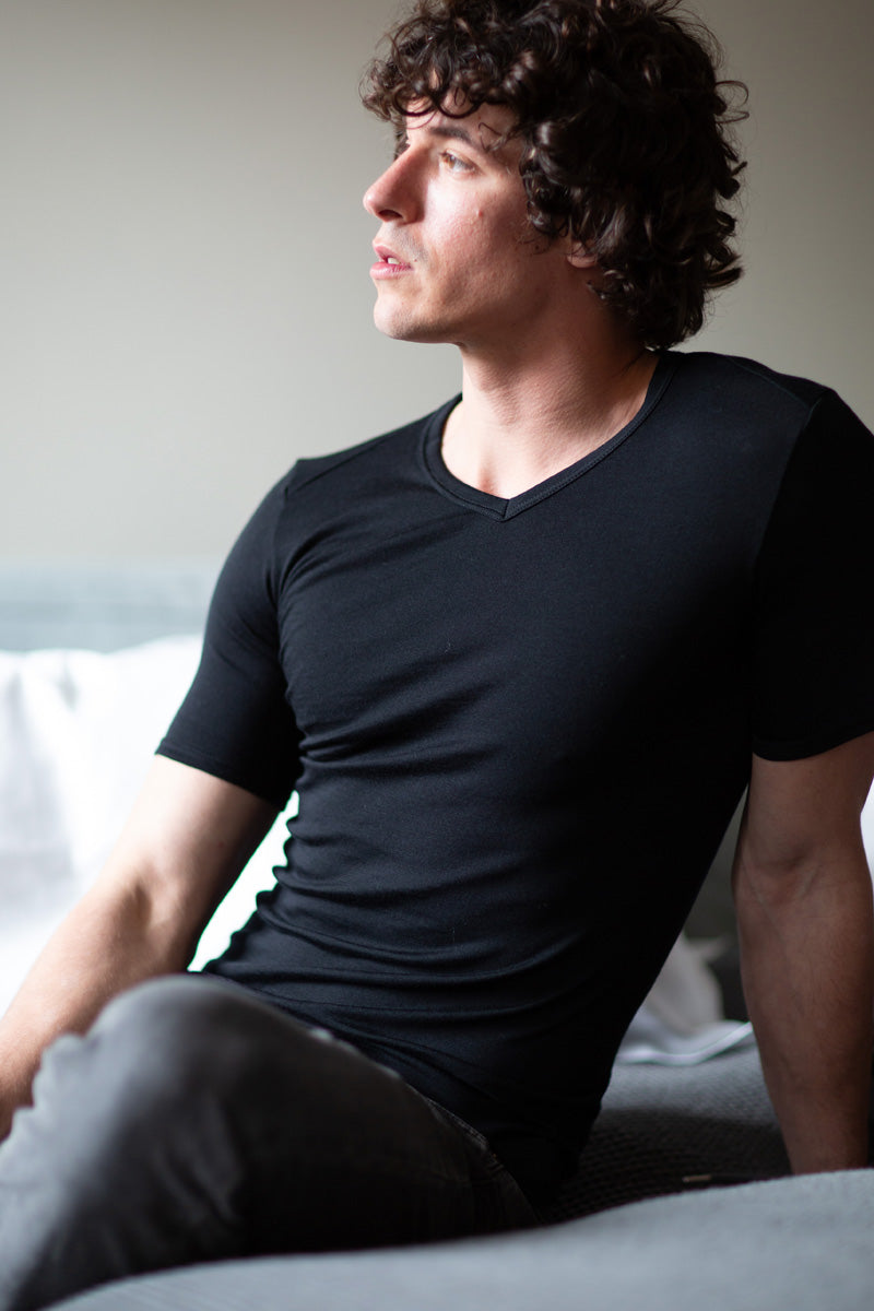 Maglietta intima da uomo Olbia in lana merino e seta - Scollo a V e traspirante