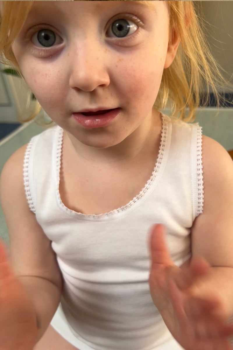 Canotta bambina Carlotta in cotone garzato - Estrema traspirabilità e stile raffinato