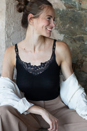 Canotta da donna DALIA in cotone filoscozia®- Spalla larga con inserto macramé e tessuto costina