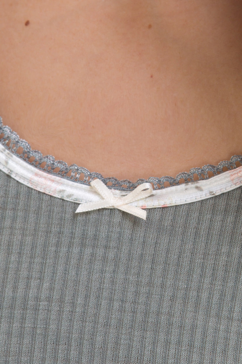Canotta spalla stretta da donna Lili in lana merino e seta - Piega di raso con stampa floreale e puntina elastica