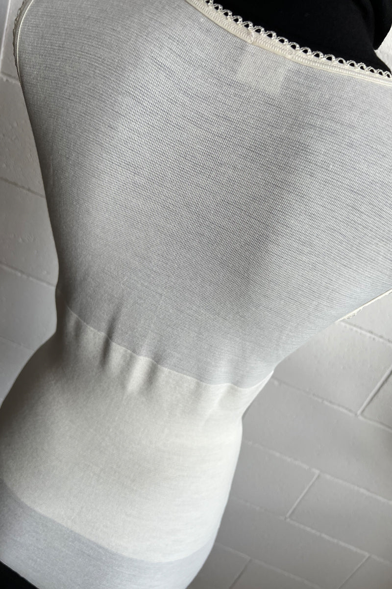 Canotta intima da donna D22 in elastan - Spalla larga e scollo a V con cintura incorporata